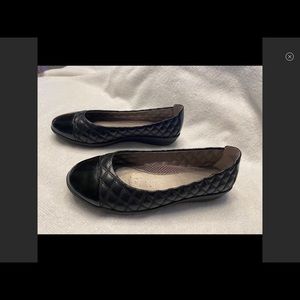 Easy Spirit quilted leather flat w/patent cap toe